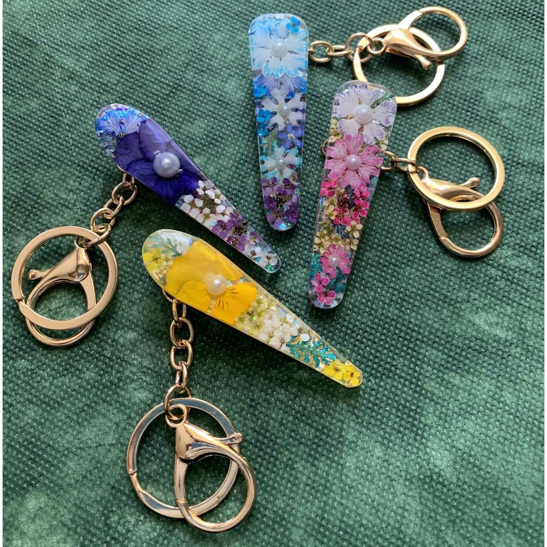 R128 キークリップ　ハンドメイド　ドライフラワー　レジン ハンドメイドのアクセサリー(キーホルダー/ストラップ)の商品写真