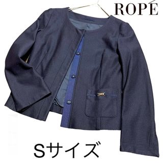 ロペ(ROPE’)のROPE ノーカラージャケット　36 ネイビー　フォーマル　セレモニー　紺 S(ノーカラージャケット)