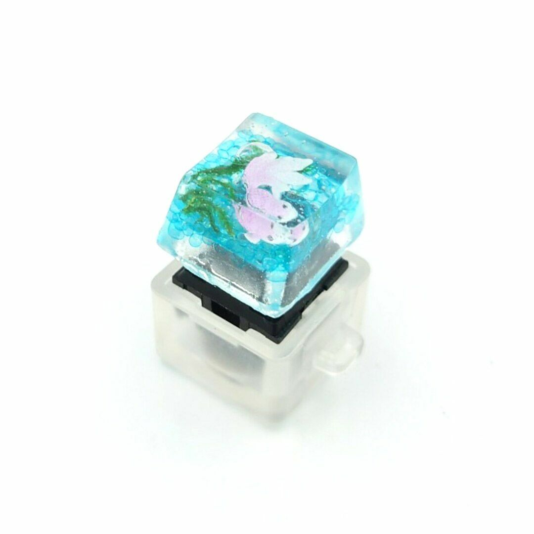 自作キーキャップ　桜色の金魚②　キートップ　金魚鉢　keycap　クリアカラー スマホ/家電/カメラのPC/タブレット(PC周辺機器)の商品写真