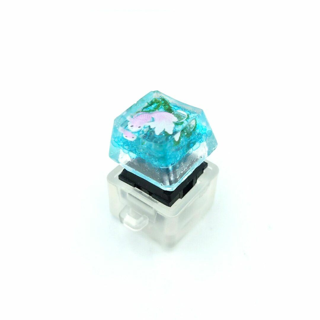 自作キーキャップ　桜色の金魚②　キートップ　金魚鉢　keycap　クリアカラー スマホ/家電/カメラのPC/タブレット(PC周辺機器)の商品写真