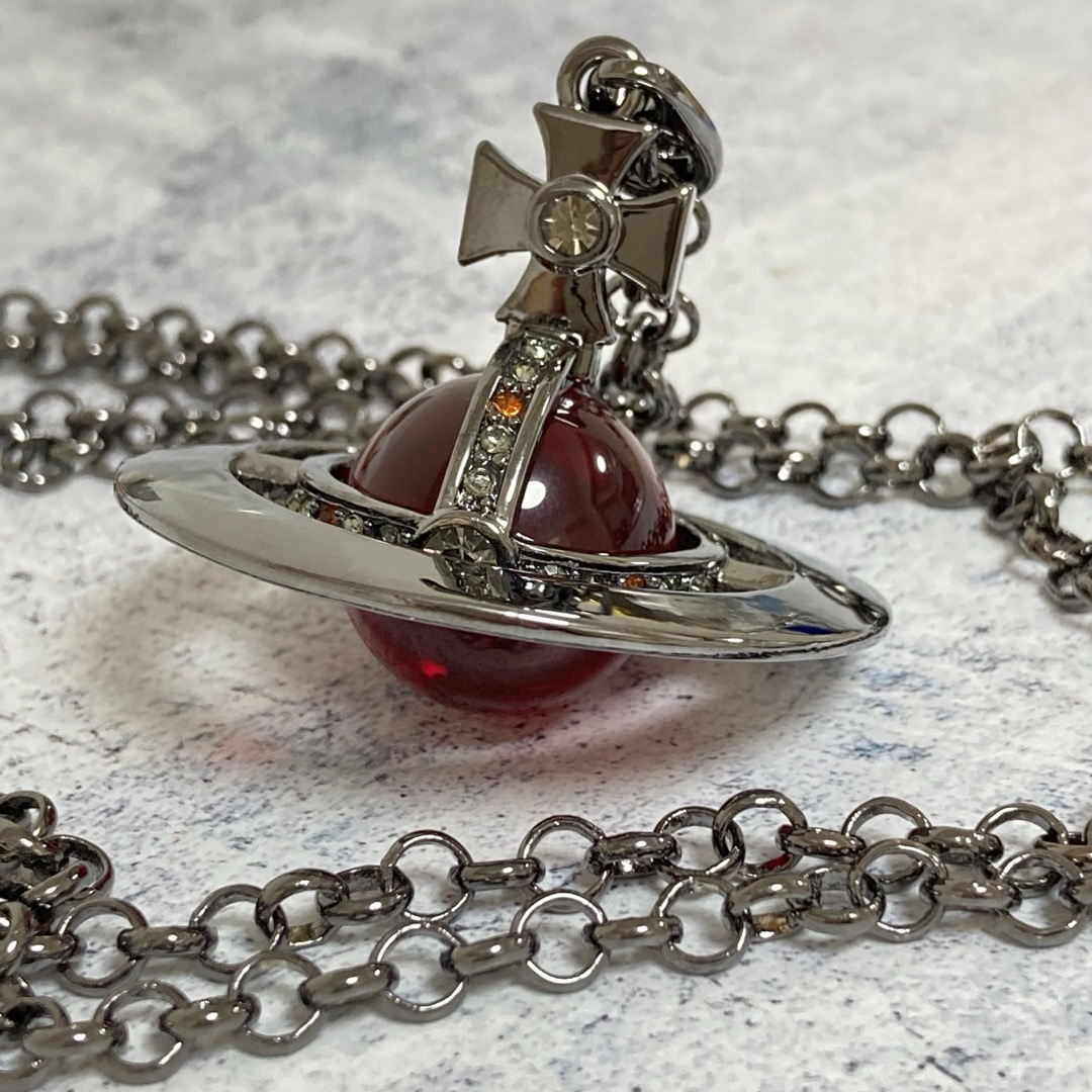 Vivienne Westwood(ヴィヴィアンウエストウッド)のヴィヴィアン　スモールオーブネックレス　ガンメタ×レッド レディースのアクセサリー(ネックレス)の商品写真