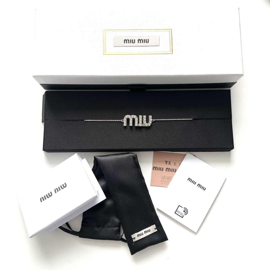 miumiu(ミュウミュウ)の極美品 miu miu クリスタル付メタルブレスレット レディースのアクセサリー(ブレスレット/バングル)の商品写真