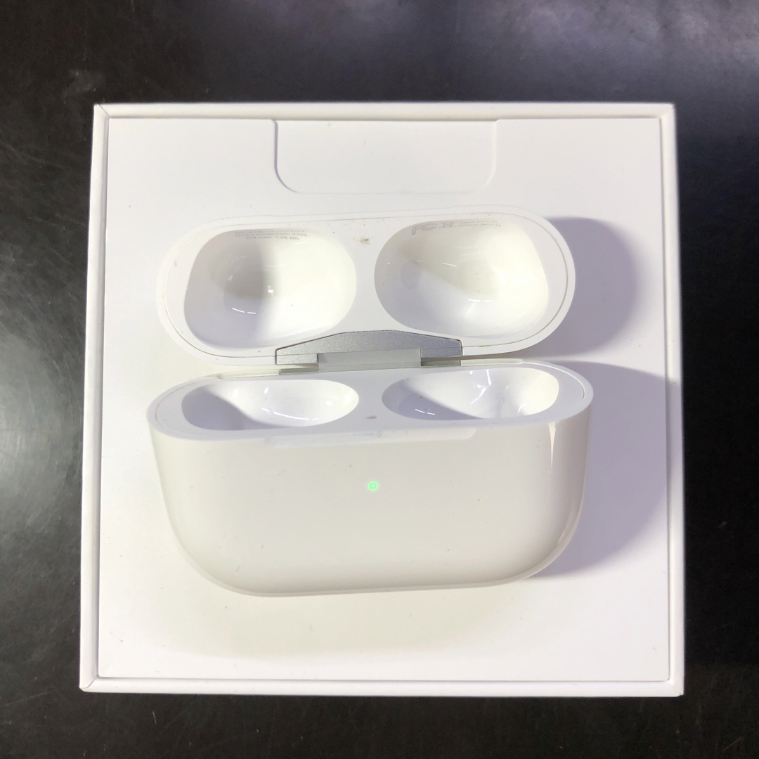 Apple(アップル)のApple AirPods  Pro 第1世代　充電ケース スマホ/家電/カメラのオーディオ機器(ヘッドフォン/イヤフォン)の商品写真