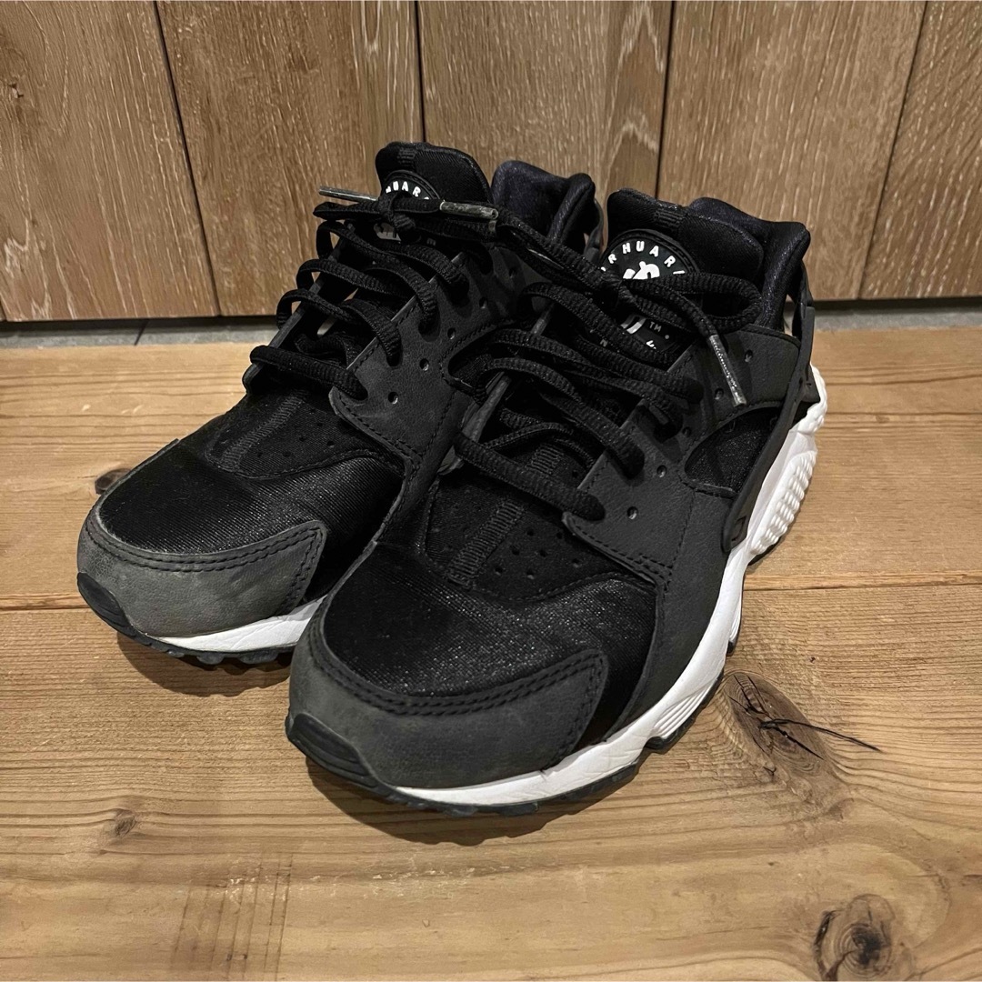 NIKE(ナイキ)のナイキ　NIKE AIR HUARACHE エア ハラチ 黒 23.5cm レディースの靴/シューズ(スニーカー)の商品写真