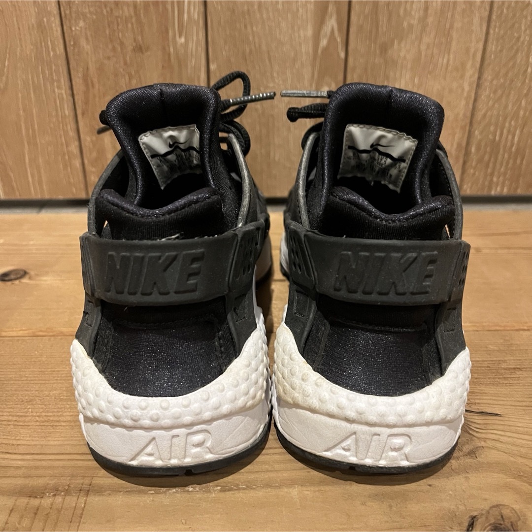 NIKE(ナイキ)のナイキ　NIKE AIR HUARACHE エア ハラチ 黒 23.5cm レディースの靴/シューズ(スニーカー)の商品写真