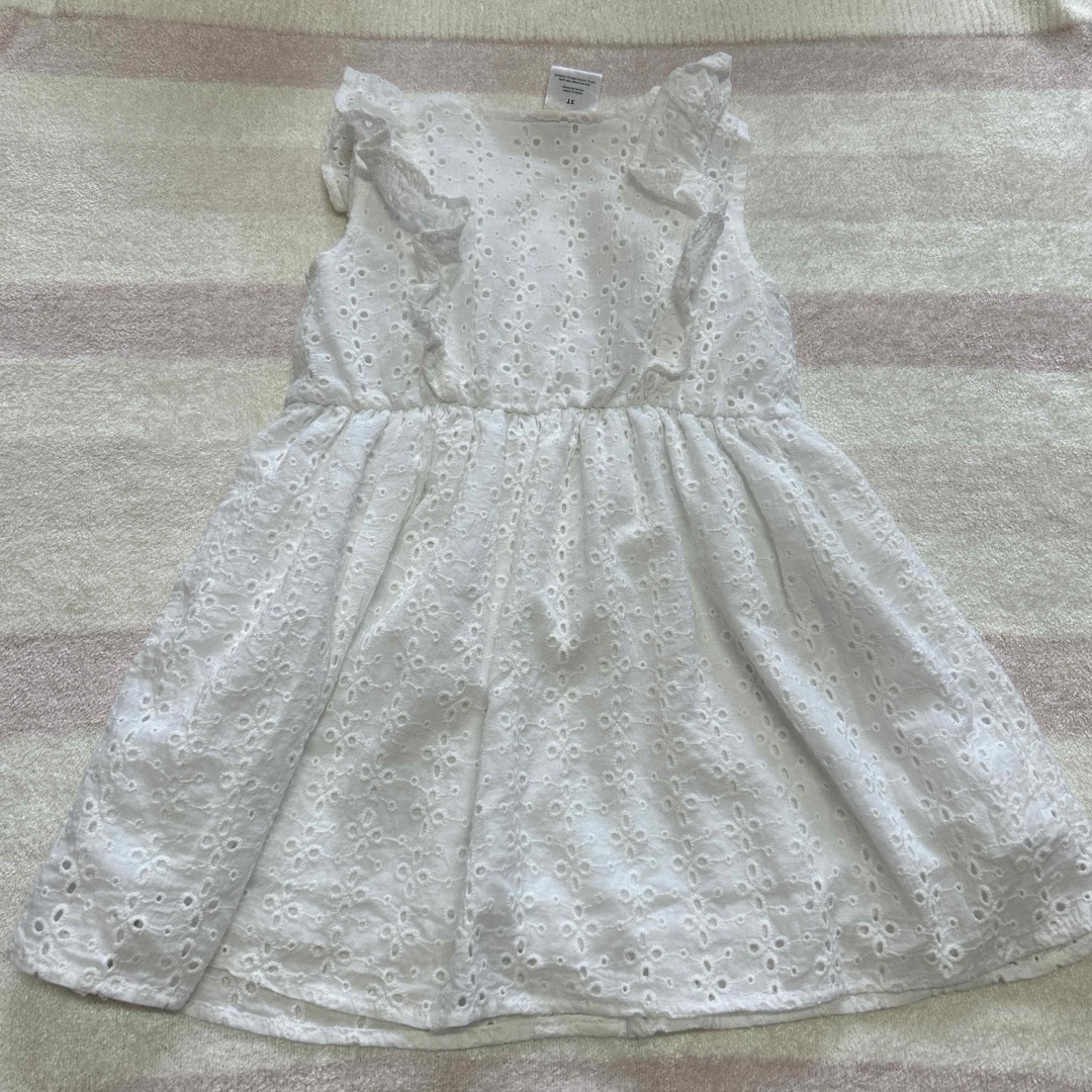 白いワンピース キッズ/ベビー/マタニティのキッズ服女の子用(90cm~)(ワンピース)の商品写真