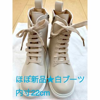 【屋内撮影で5分のみ着用の超美品！】白ブーツ★22cm★普段使い＆フォーマル(ブーツ)