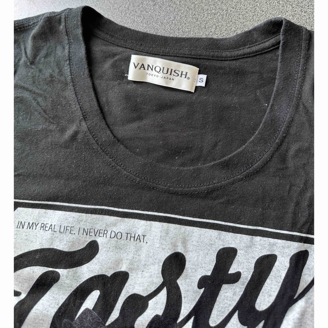 VANQUISH(ヴァンキッシュ)のヴァンキッシュ　Vanquish ブラックガールフォトTシャツSサイズ メンズのトップス(Tシャツ/カットソー(半袖/袖なし))の商品写真