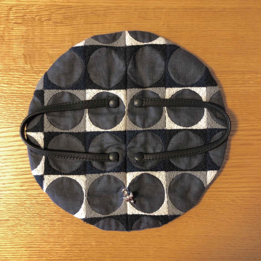 mina perhonen(ミナペルホネン)のミナペルホネン  pizza bag「pallo×tambourine」φ25㎝ レディースのバッグ(ハンドバッグ)の商品写真