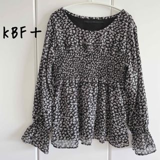 ケービーエフプラス(KBF+)のお値下げ【割りと美品】KBF+ シャーリングブラウス アーバンリサーチ(シャツ/ブラウス(長袖/七分))