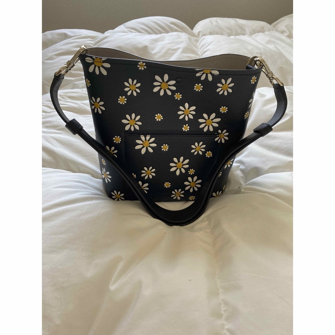 kate spade new york(ケイトスペードニューヨーク)のケイトスペード⭐︎デイジーミディアムバケットパック⭐︎ショルダーバッグ⭐︎極美品 レディースのバッグ(ショルダーバッグ)の商品写真