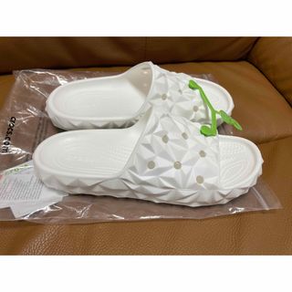 クロックス(crocs)のクロックス　クラシック ジオメトリック スライド 2.0 24cm 新品(サンダル)