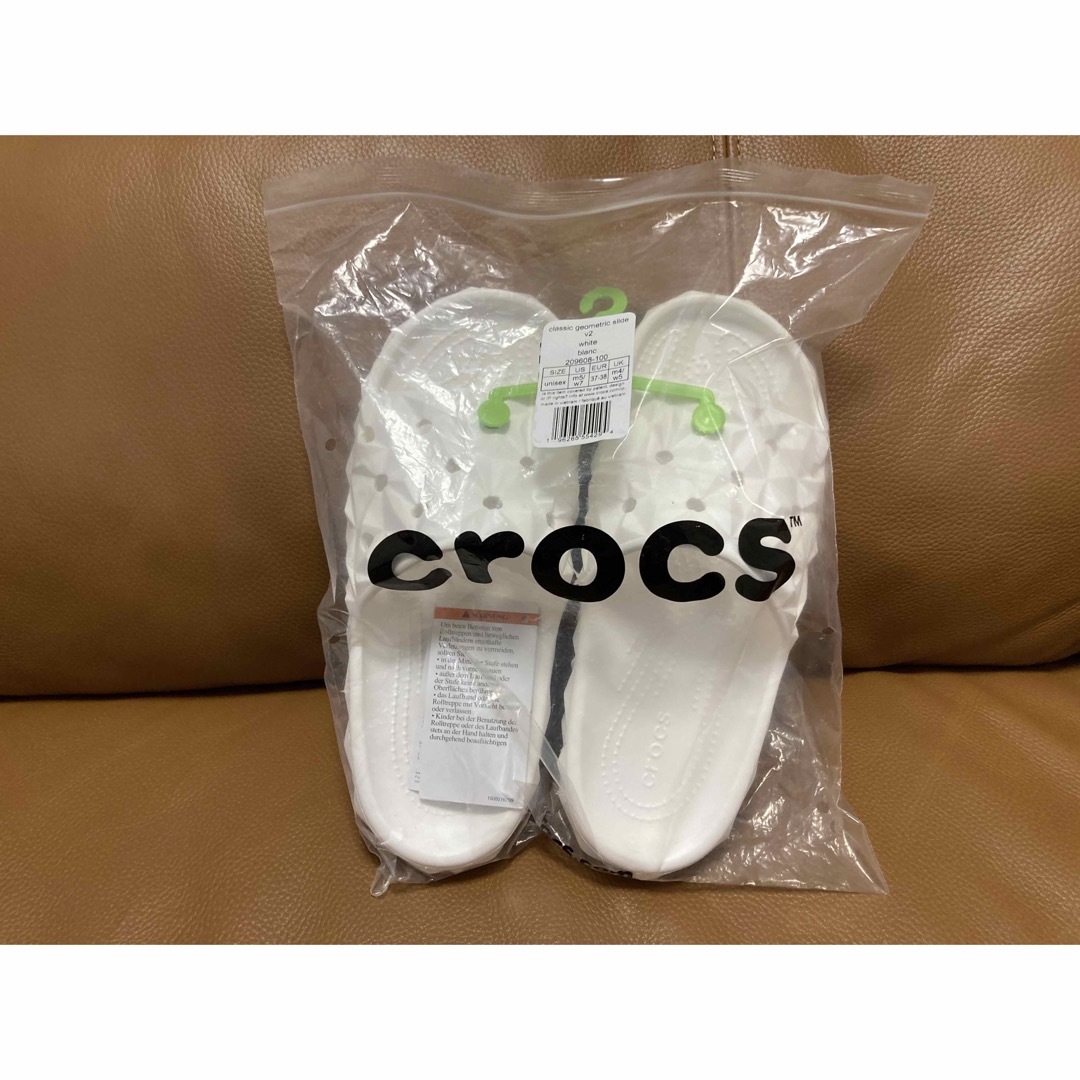 crocs(クロックス)のクロックス　クラシック ジオメトリック スライド 2.0 23cm 新品 レディースの靴/シューズ(サンダル)の商品写真
