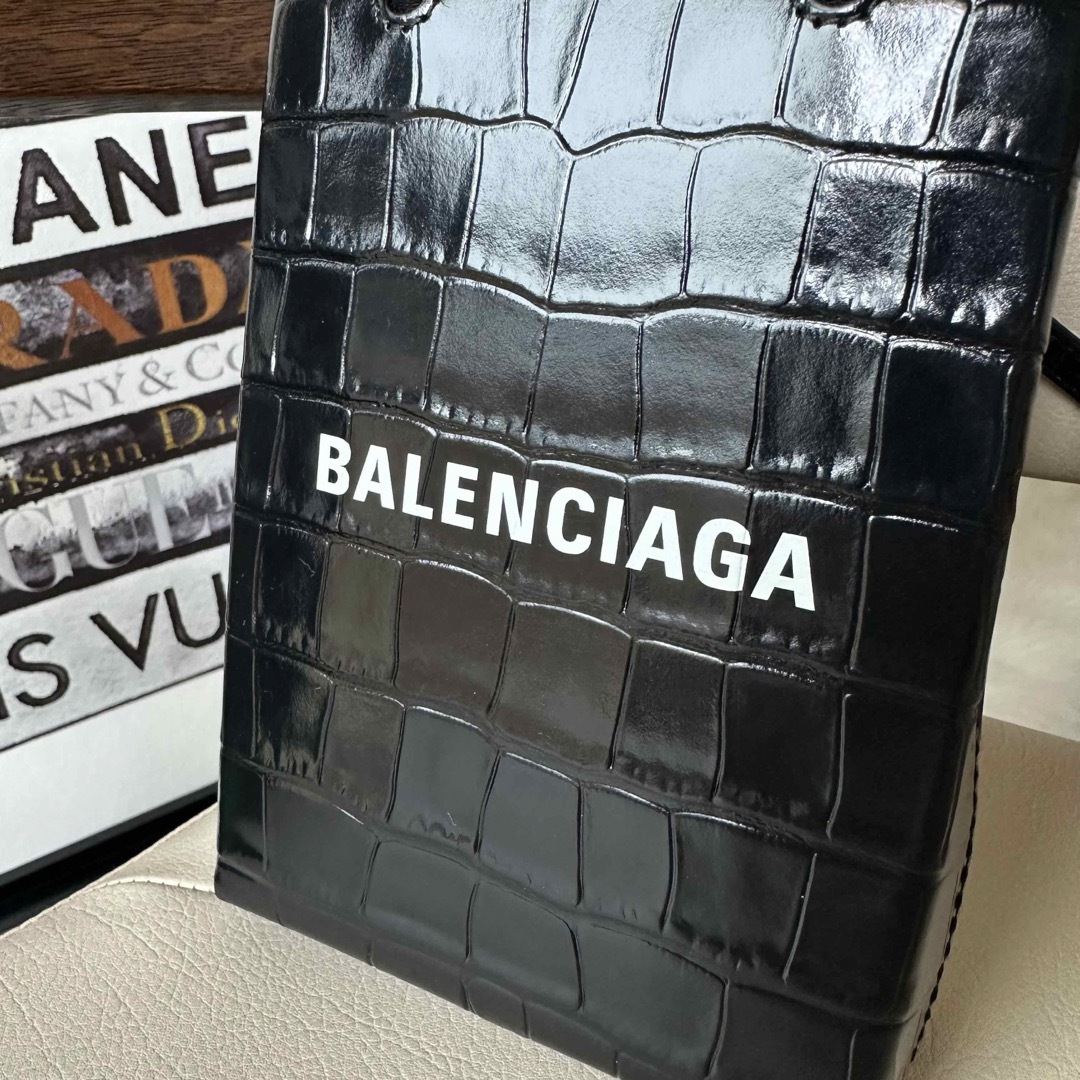 Balenciaga(バレンシアガ)のBALENCIAGA フォンホルダー　クロコ型押し　ブラック　ショルダーバッグ レディースのバッグ(ショルダーバッグ)の商品写真