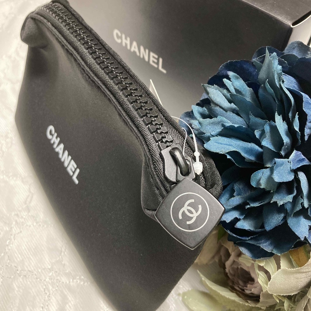 CHANEL(シャネル)のシャネル ノベルティ ポーチ CHANEL コスメ 小物 黒非売品　新品未使用品 レディースのファッション小物(ポーチ)の商品写真