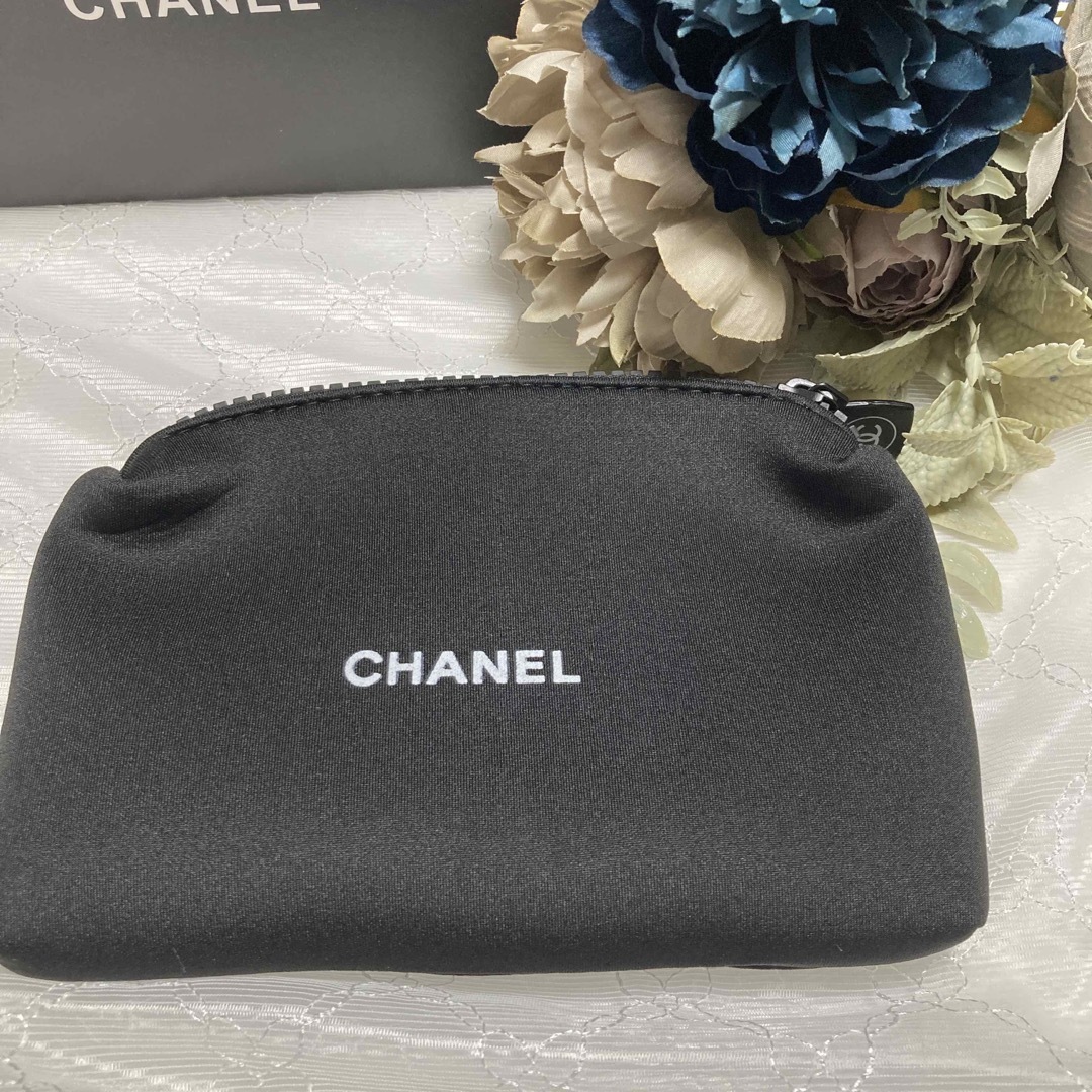 CHANEL(シャネル)のシャネル ノベルティ ポーチ CHANEL コスメ 小物 黒非売品　新品未使用品 レディースのファッション小物(ポーチ)の商品写真