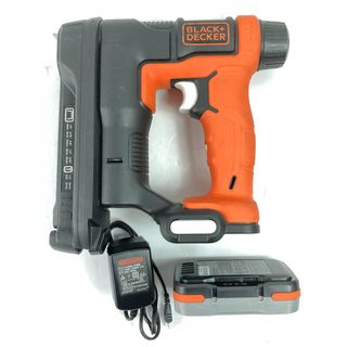 ＊＊BLACK+DECKER ブラックアンドデッカー 10.8V コードレスタッカ (バッテリ1個・充電アダプタ付) ブラック×オレンジ(その他)