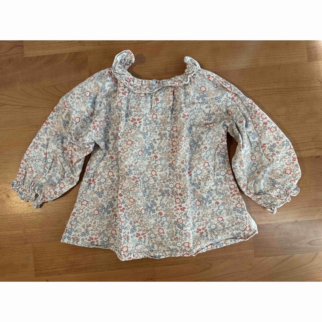 こどもふく　花柄ブラウス　90サイズ　女の子 キッズ/ベビー/マタニティのキッズ服女の子用(90cm~)(Tシャツ/カットソー)の商品写真