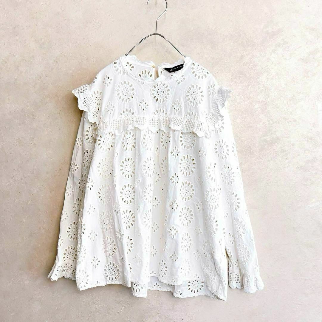 ZARA WOMEN 総刺繍　カットワーク　トップス　長袖　花柄　フリル　白　L レディースのトップス(シャツ/ブラウス(長袖/七分))の商品写真