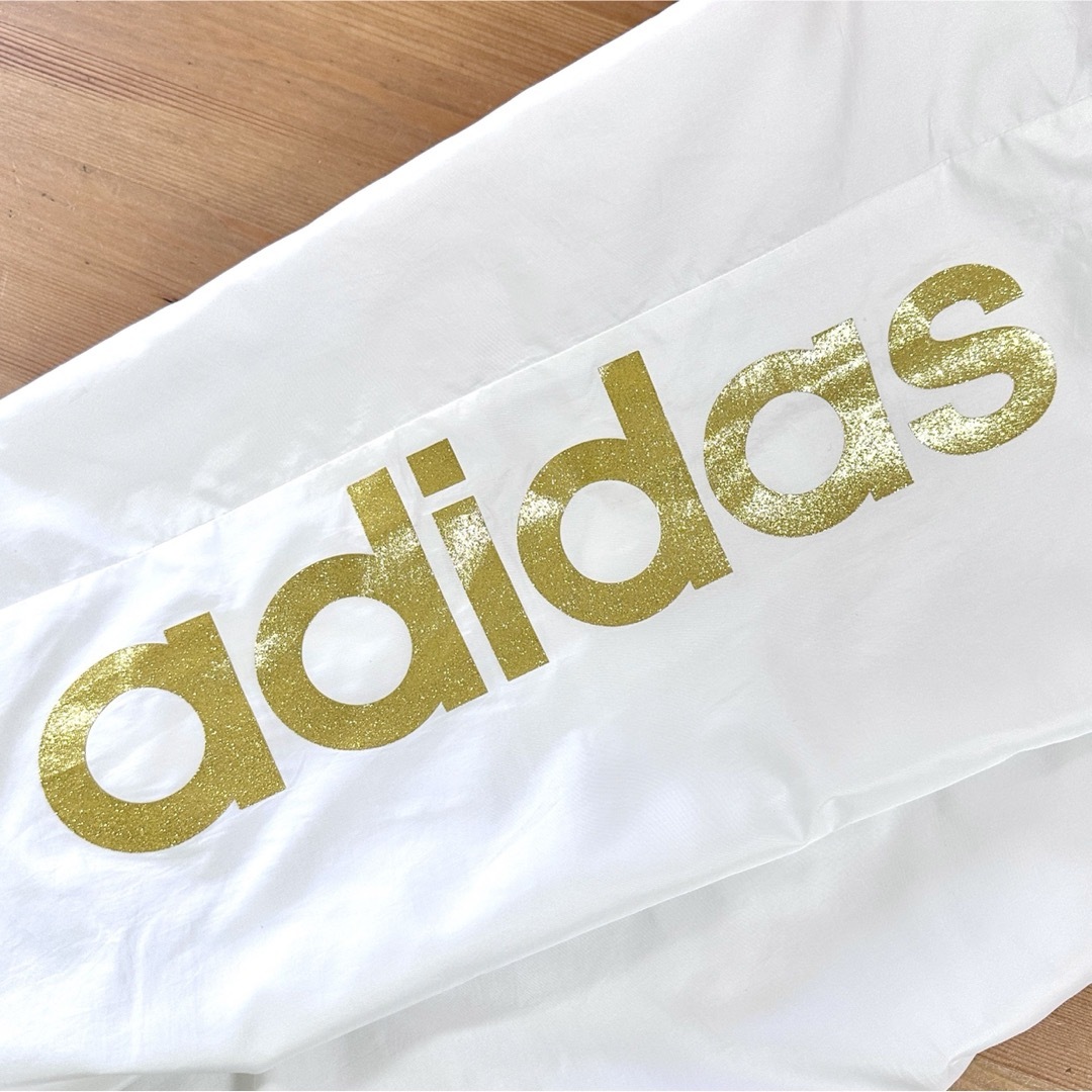 adidas(アディダス)のadidas アディダス ゴールド ラメプリント トラックパンツ 裏地付き メンズのパンツ(その他)の商品写真