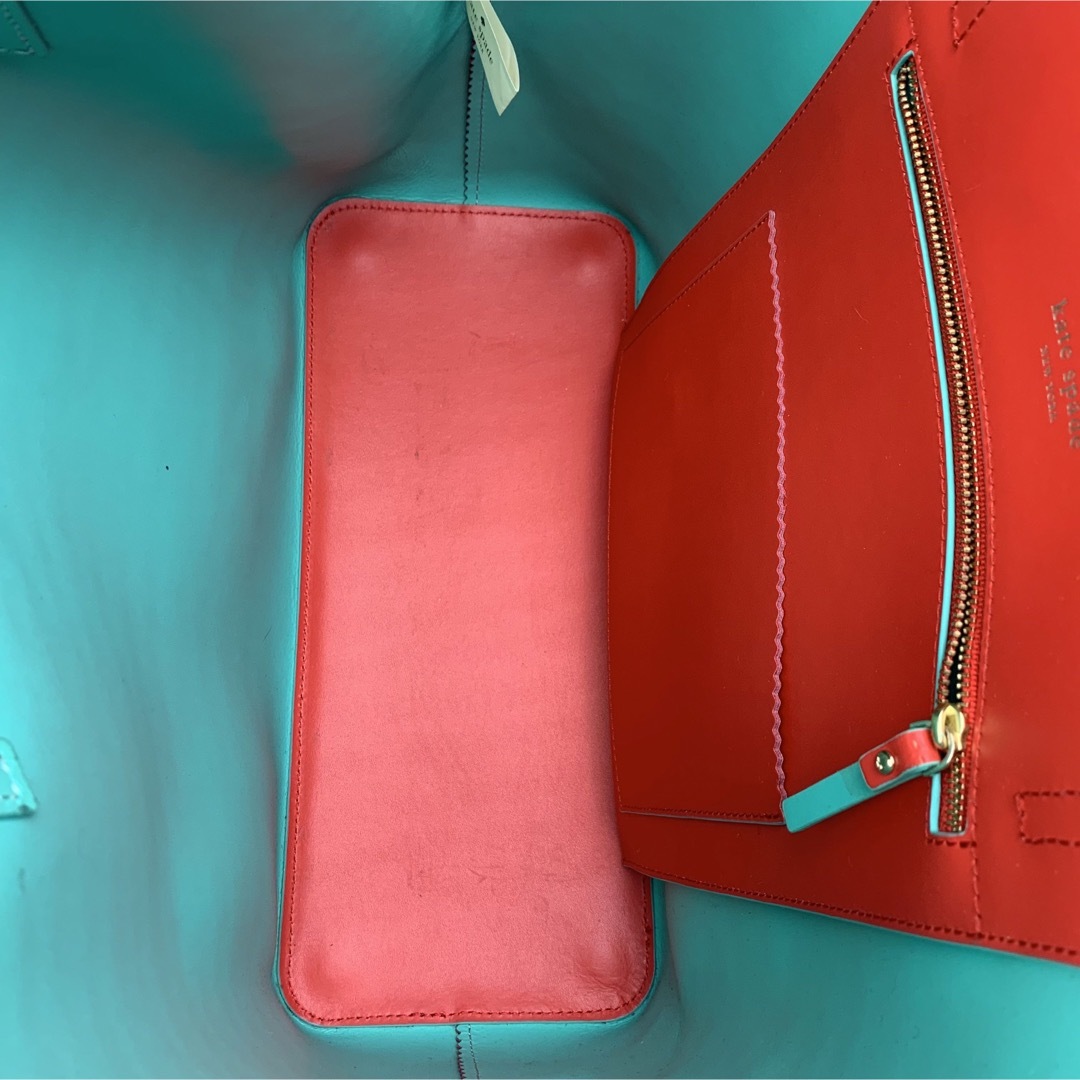 kate spade new york(ケイトスペードニューヨーク)のレア ケイトスペード 本革 ロゴモチーフ トートバッグ 赤系 肩掛け 大容量 レディースのバッグ(トートバッグ)の商品写真