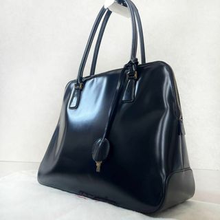 サルヴァトーレフェラガモ(Salvatore Ferragamo)の希少✨サルヴァトーレフェラガモ　エナメル　ハンドバッグ　肩掛け　鍵付き　黒(ハンドバッグ)