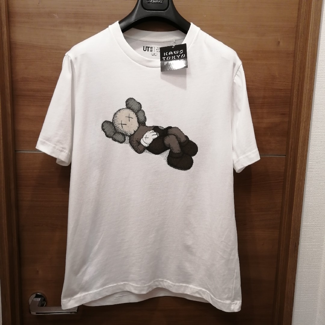 UNIQLO(ユニクロ)のUNIQLO UT kaws カウズ　コラボ　Tシャツ　 Mサイズ　ホワイト メンズのトップス(Tシャツ/カットソー(半袖/袖なし))の商品写真