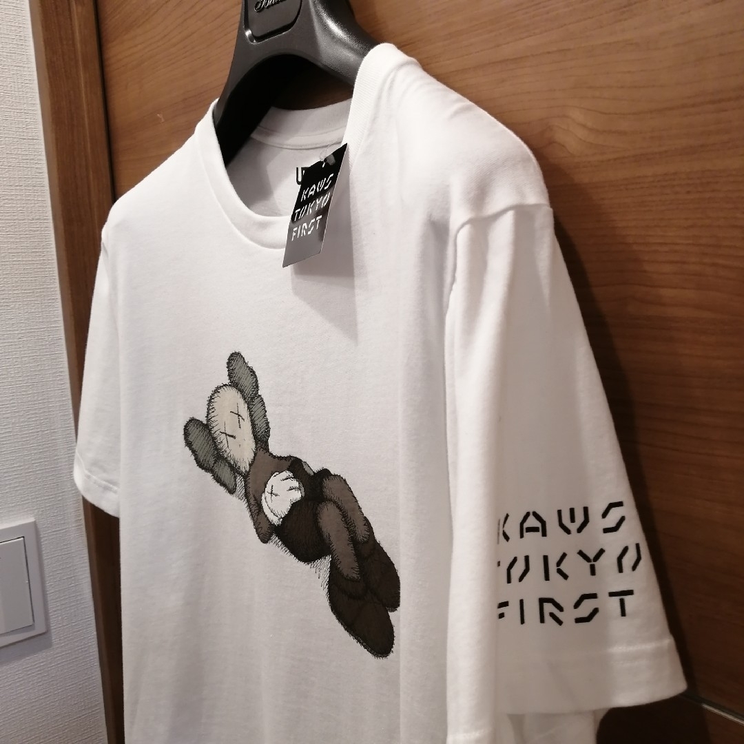 UNIQLO(ユニクロ)のUNIQLO UT kaws カウズ　コラボ　Tシャツ　 Mサイズ　ホワイト メンズのトップス(Tシャツ/カットソー(半袖/袖なし))の商品写真