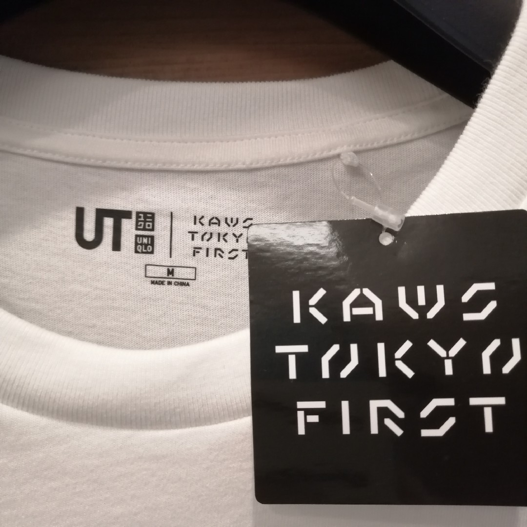 UNIQLO(ユニクロ)のUNIQLO UT kaws カウズ　コラボ　Tシャツ　 Mサイズ　ホワイト メンズのトップス(Tシャツ/カットソー(半袖/袖なし))の商品写真