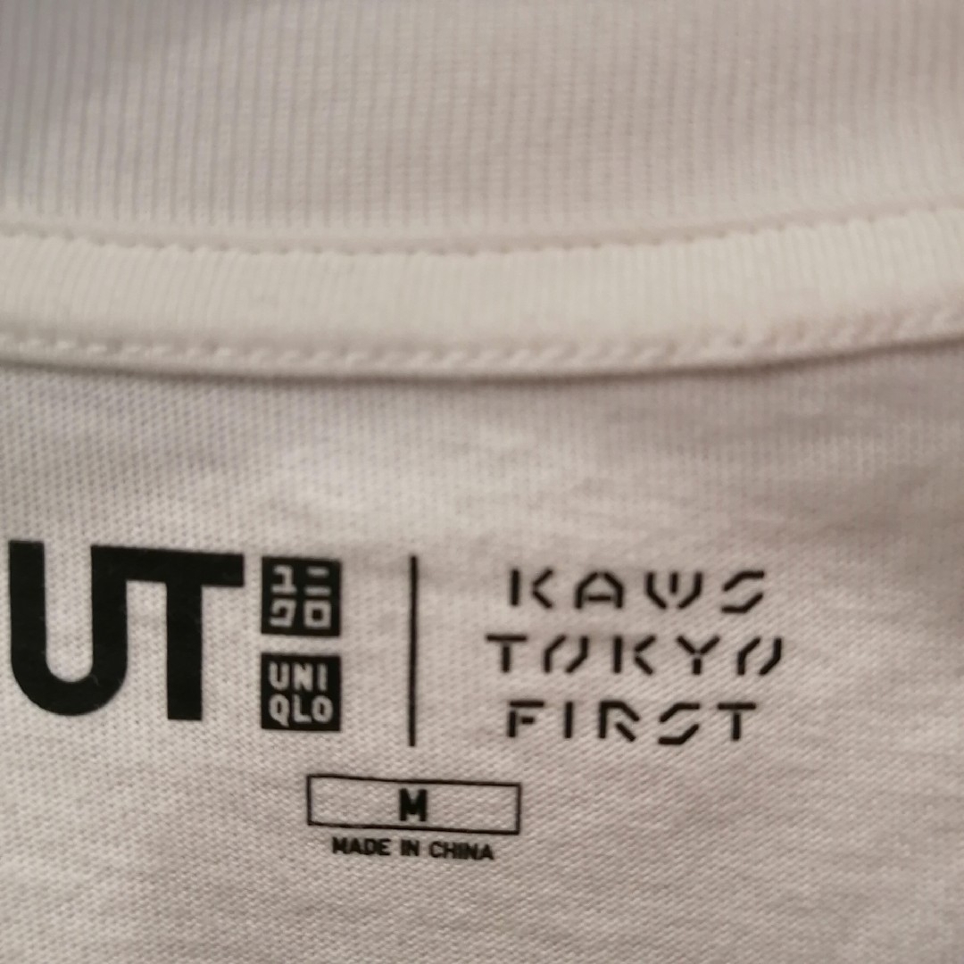 UNIQLO(ユニクロ)のUNIQLO UT kaws カウズ　コラボ　Tシャツ　 Mサイズ　ホワイト メンズのトップス(Tシャツ/カットソー(半袖/袖なし))の商品写真