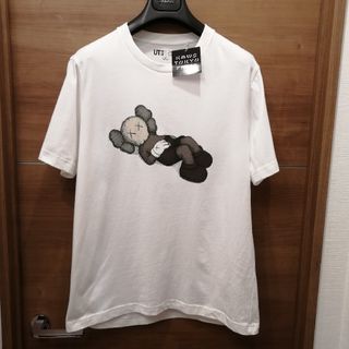 ユニクロ(UNIQLO)のUNIQLO UT kaws カウズ　コラボ　Tシャツ　 Mサイズ　ホワイト(Tシャツ/カットソー(半袖/袖なし))