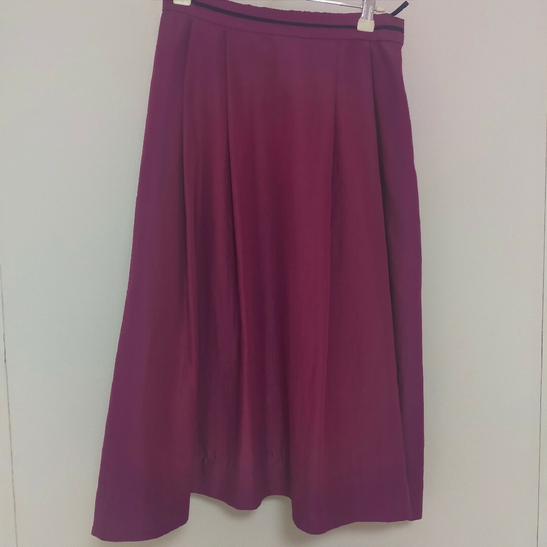 赤紫 ミモレ丈 スカート レディースのスカート(ロングスカート)の商品写真