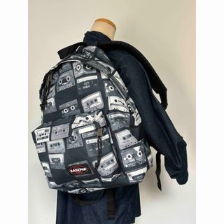 イーストパック(EASTPAK)のイーストパック/迷彩/カセットテープ/総柄/リュック/モノクロ/デイパック/良品(バッグパック/リュック)