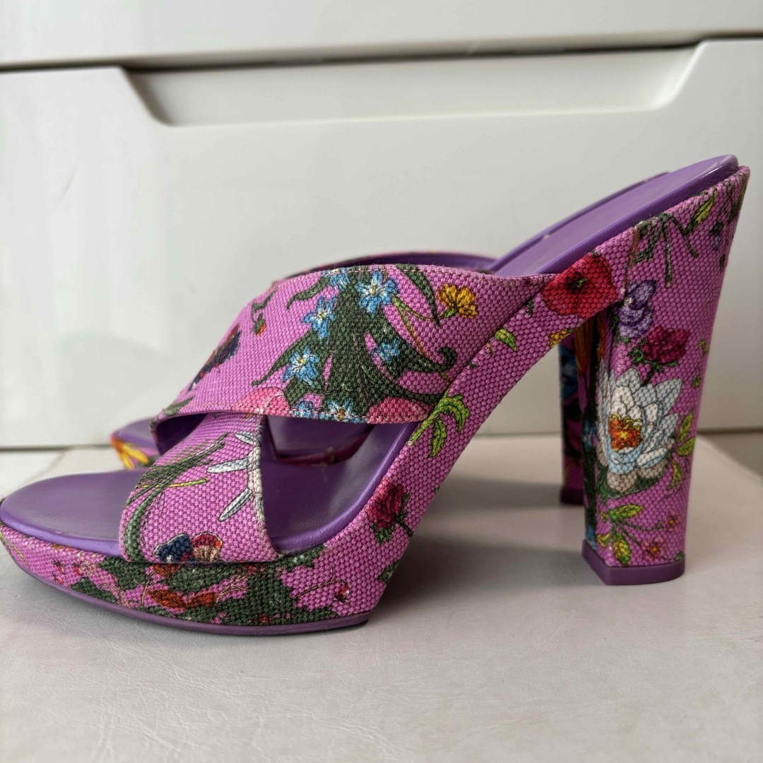 Gucci(グッチ)のGUCCI flora パープルキャンバス　サンダル レディースの靴/シューズ(サンダル)の商品写真