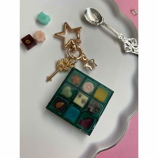 ［ハンドメイド一点物］シャカシャカキーホルダー　チョコレートBOX グリーン(キーホルダー/ストラップ)