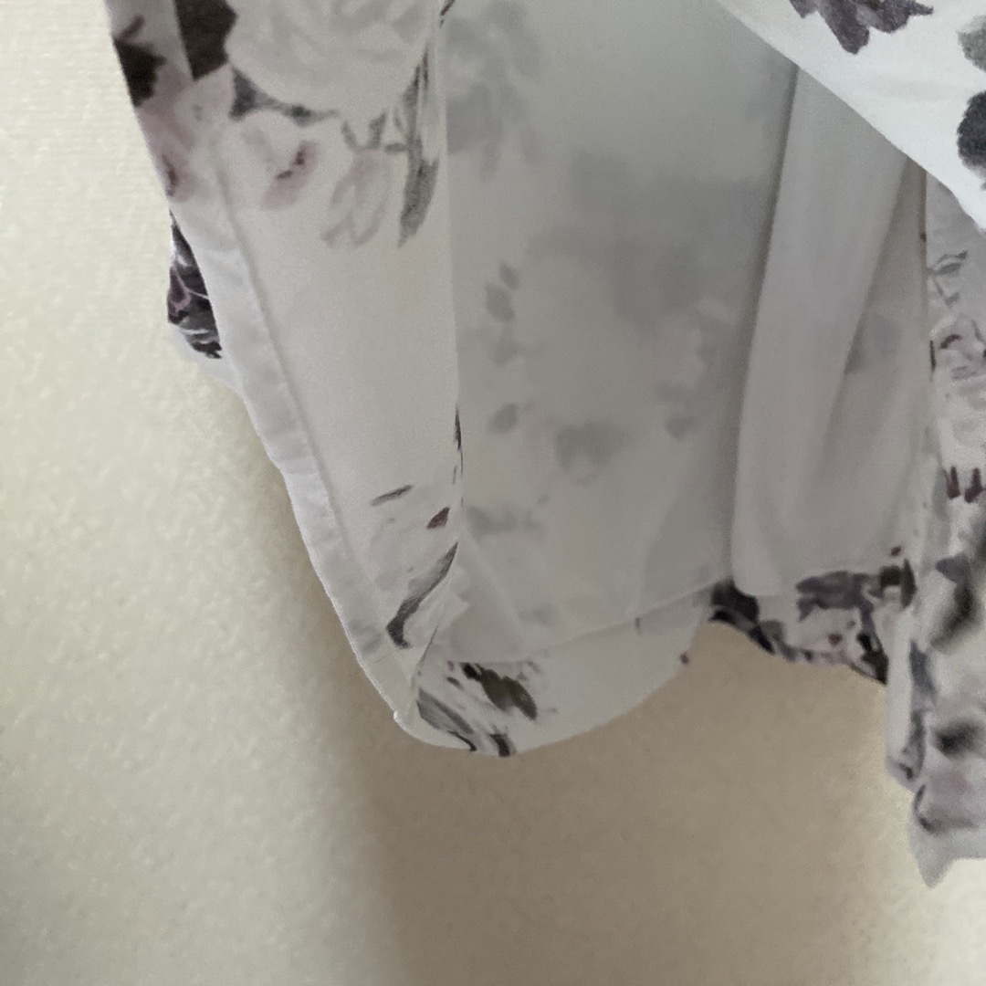 HUDSON(ハドソン)のHUDSONハドソン　花柄ワンピース　膝丈ホワイト レディースのワンピース(ひざ丈ワンピース)の商品写真