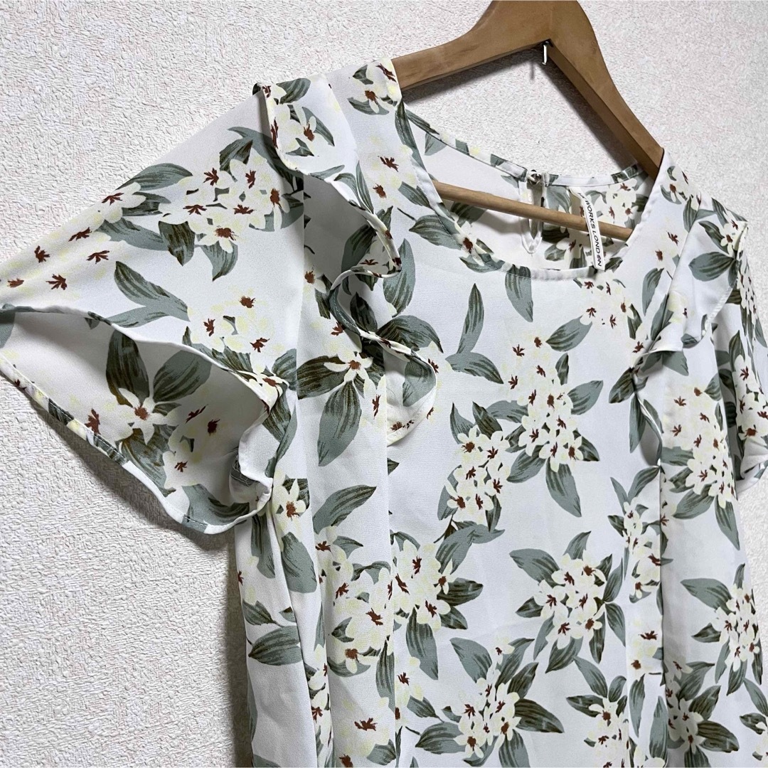 レディース　トップス　ブラウス　花柄　植物柄　緑　白　二の腕カバー　体型カバー レディースのトップス(シャツ/ブラウス(半袖/袖なし))の商品写真