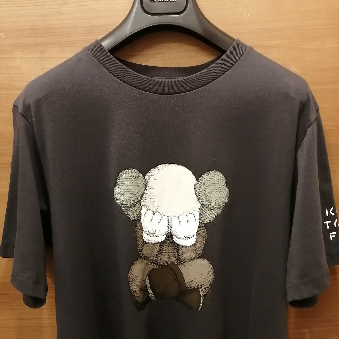 UNIQLO(ユニクロ)のUNIQLO UT kaws カウズ　コラボ　Tシャツ　 Lサイズ　グレー メンズのトップス(Tシャツ/カットソー(半袖/袖なし))の商品写真