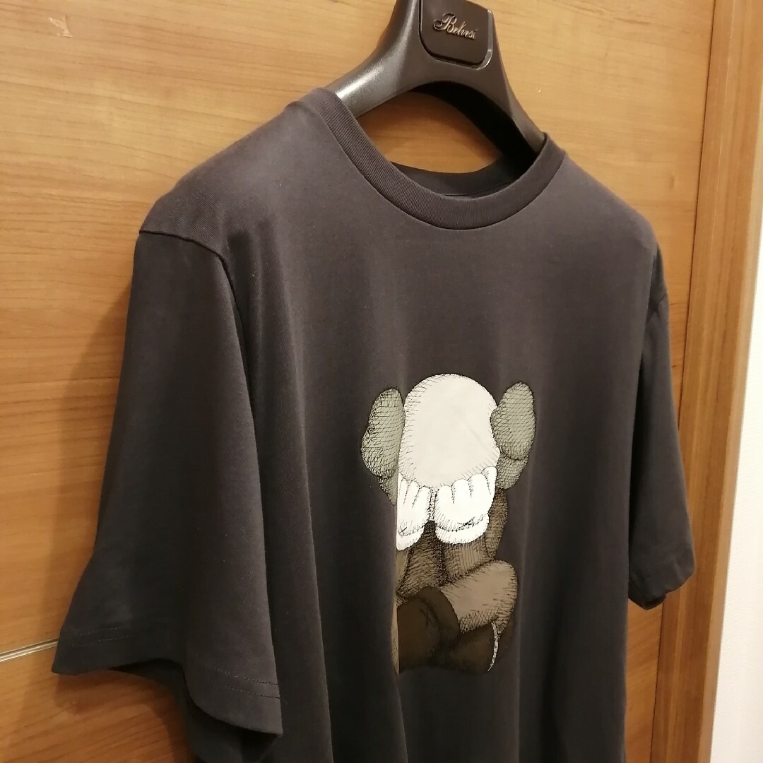 UNIQLO(ユニクロ)のUNIQLO UT kaws カウズ　コラボ　Tシャツ　 Lサイズ　グレー メンズのトップス(Tシャツ/カットソー(半袖/袖なし))の商品写真