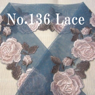 No.136♪レース半襟♪ブルーチュールにピンクドットと薔薇刺繍♪ ハンドメイド(和装小物)