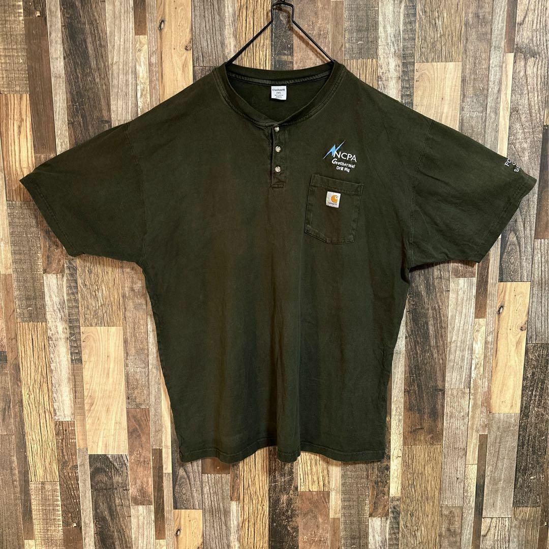 carhartt(カーハート)のカーハート ヘンリーネック Tシャツ 2XL 半袖 企業 ロゴ カーキ US古着 メンズのトップス(Tシャツ/カットソー(半袖/袖なし))の商品写真