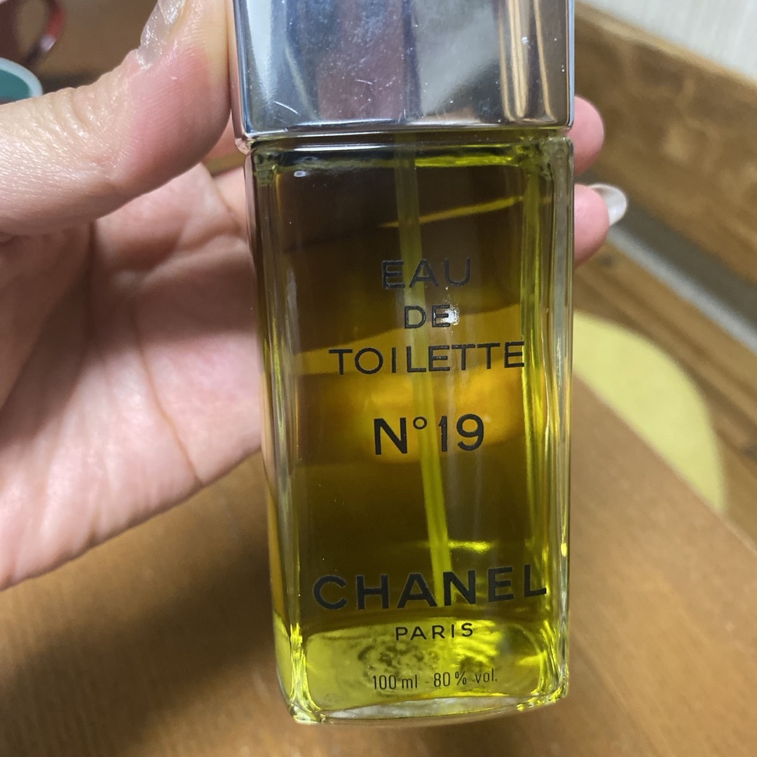 CHANEL(シャネル)のCHANEL シャネル　N°19 オーデトワレ　100ml コスメ/美容の香水(ユニセックス)の商品写真