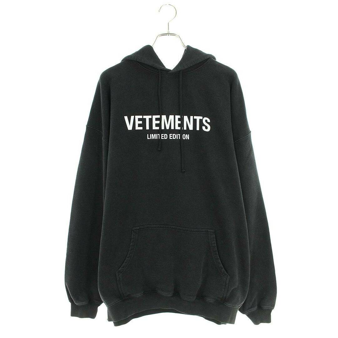 VETEMENTS(ヴェトモン)のヴェトモン  24SS  UE64HD600K WASHEDBLACK リミテッドエディションロゴパーカー メンズ XS メンズのトップス(パーカー)の商品写真