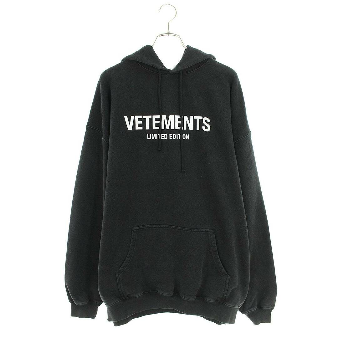 VETEMENTS(ヴェトモン)のヴェトモン  24SS  UE64HD600K WASHEDBLACK リミテッドエディションロゴパーカー メンズ M メンズのトップス(パーカー)の商品写真