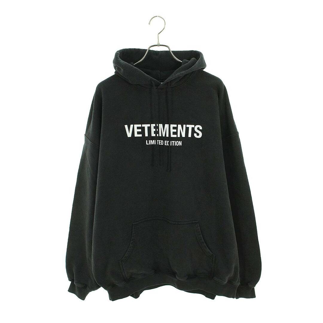 VETEMENTS(ヴェトモン)のヴェトモン  24SS  UE64HD600K WASHEDBLACK リミテッドエディションロゴパーカー メンズ M メンズのトップス(パーカー)の商品写真