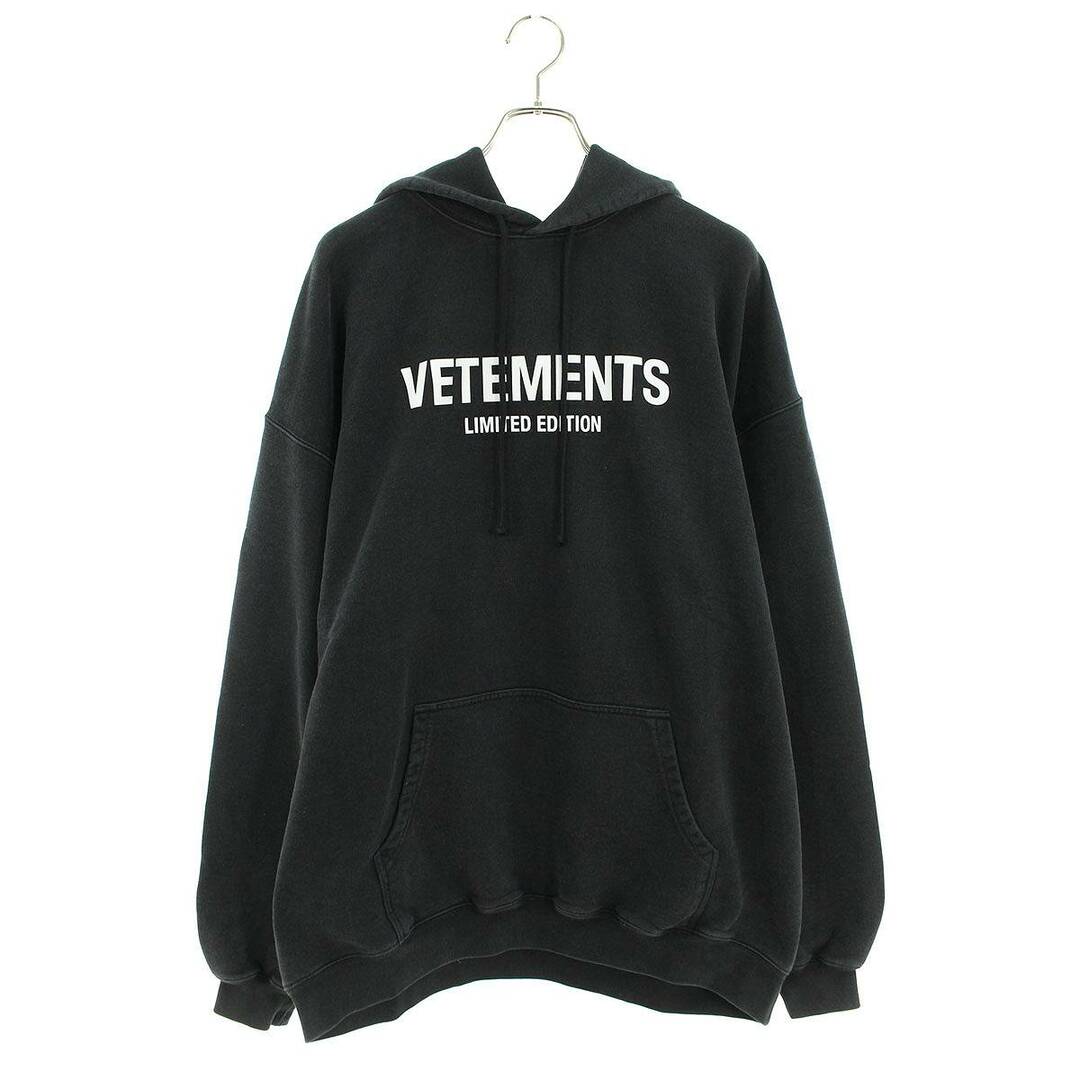 VETEMENTS(ヴェトモン)のヴェトモン  24SS  UE64HD600K WASHEDBLACK リミテッドエディションロゴパーカー メンズ XS メンズのトップス(パーカー)の商品写真