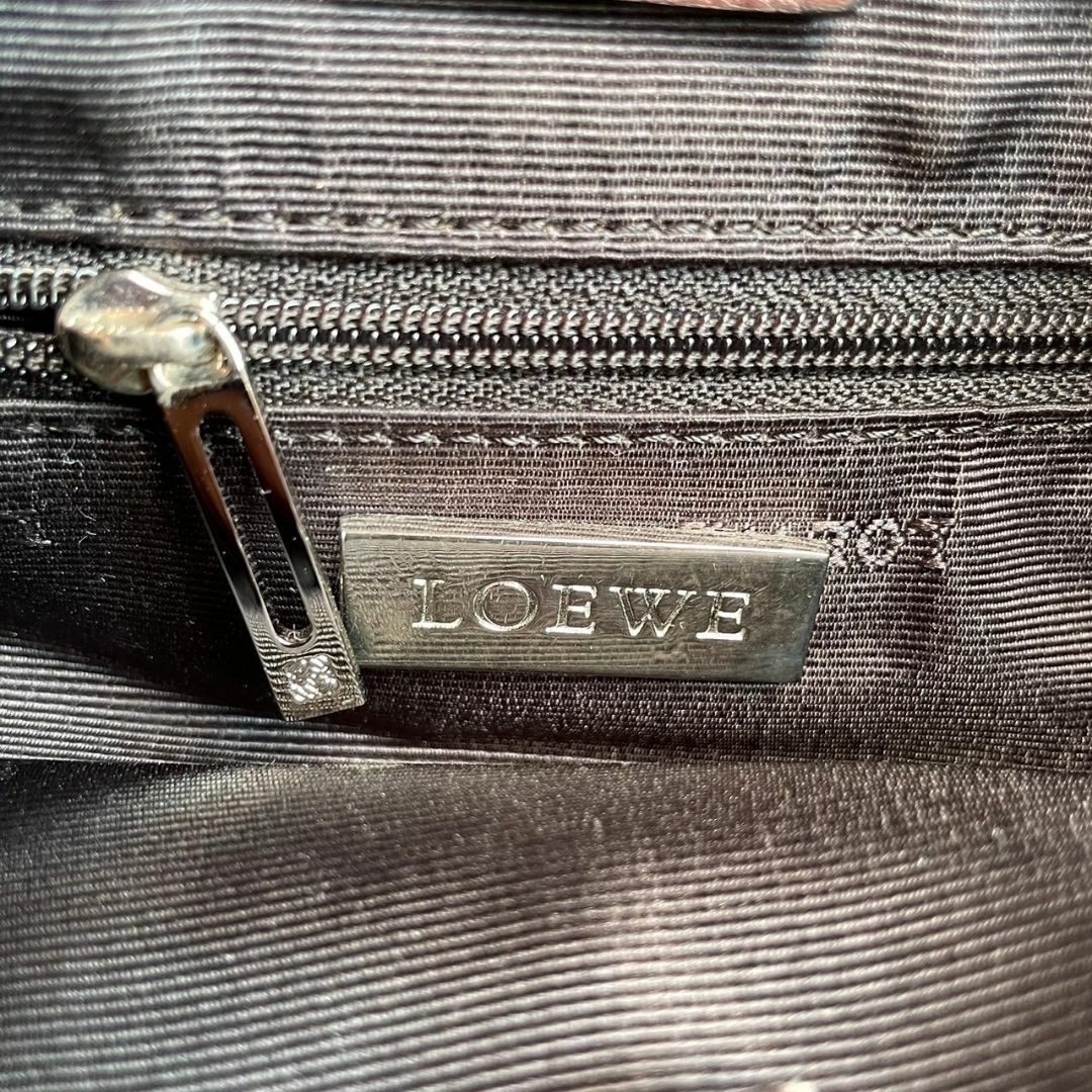 LOEWE(ロエベ)のロエベ ショルダーバッグ アナグラム ロゴ レザー ブラウン 茶色 シルバー金具 レディースのバッグ(ショルダーバッグ)の商品写真