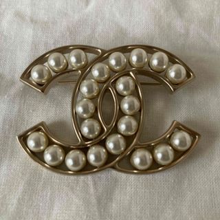 CHANEL - マカロン様専用 国内定価以下 新品 シャネル ブローチ パール CHANEL - マカロン様専用 国内定価以下 新品 シャネル ブローチ パール