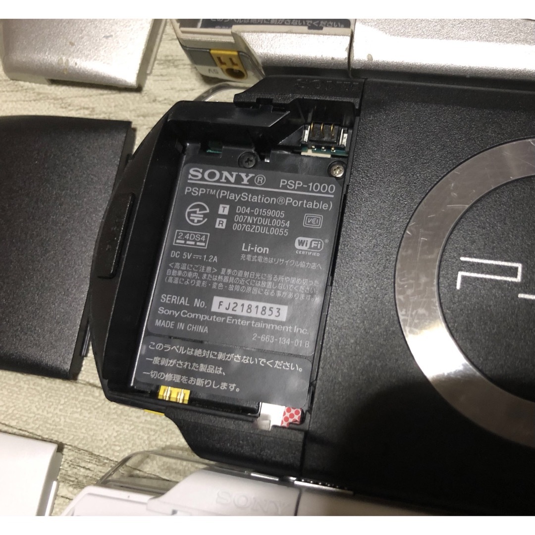 PlayStation Portable(プレイステーションポータブル)のPSP 1000 3台まとめ売り　ジャンク エンタメ/ホビーのゲームソフト/ゲーム機本体(携帯用ゲーム機本体)の商品写真