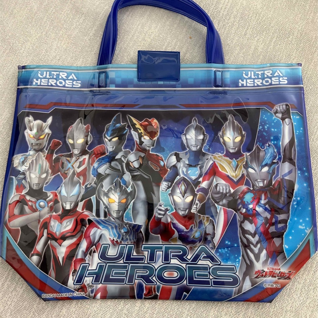 BANDAI(バンダイ)の新品タグつき　ウルトラマンヒーローズ　ウルトラマン　プールバッグ　ビーチバッグ スポーツ/アウトドアのスポーツ/アウトドア その他(マリン/スイミング)の商品写真